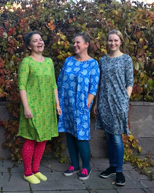 suomalainen vaatemerkki Virkkukoukkunen suunnittelee ja valmistaa värikkäitä vaatteita ja asusteita – kuvassa ensimmäiset kelpokoltut vuodelta 2018