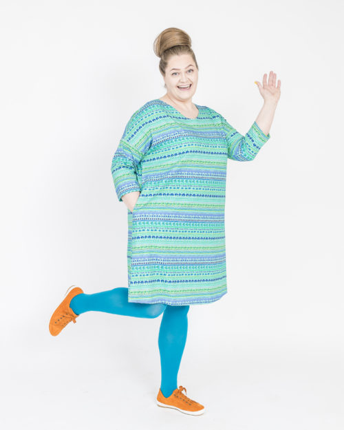 Virkkukoukkusen sinivihreä suoranmallinen sujakka trikoomekko raitapylpyrä kuosilla. Kotimaisessa mukavan tuntuisessa mekossa on ¾-hihat ja V-pääntie.