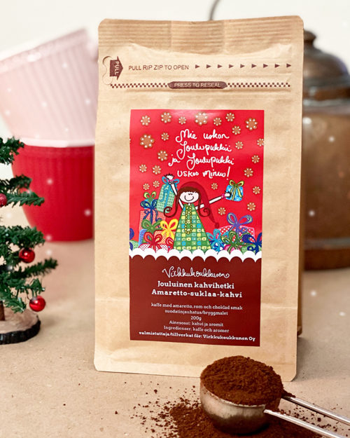 Herkullinen amaretto-suklaa-kahvi punaisella jouluisella etiketillä ja tekstillä "Mie uskon joulupukkii ja joulupukki uskoo minuu!". Valmistettu Suomessa.