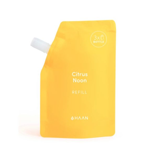 Haan käsidesin täyttöpakkaus Citrus Noon tuoksuu oikein raikkaalta sitruunalta ja appelsiinilta. Tästä täyttöpussista voit täyttää HAAN täytettävän taskukokoisen käsidesin yli kolme kertaa.