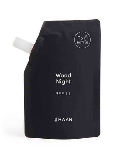 Haan käsidesin täyttöpakkaus Wood Night tuoksuu seetripuulta ja männyltä. Tästä täyttöpussista voit täyttää HAAN täytettävän taskukokoisen käsidesin yli kolme kertaa.