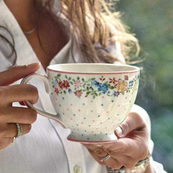 Greengaten kaunis valkoinen hempeän kukkakuvioinen teekuppi on Belle-sarjaa.