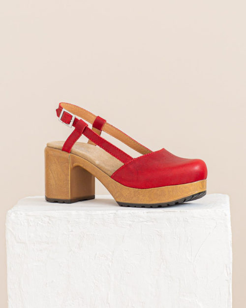 Ruotsalaiset Calou Nelly red punaiset nahkakengät ovat erittäin mukavan tuntuiset jalassa! Näillä kävelee vaikka koko päivän. Kevyen polyuretaanipohjan ansiosta nämä kengät kevyet ja miellyttävät käyttää. Joustava pohja pehmentää askelta.