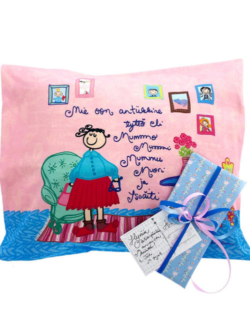 Kotimainen Virkkukoukkusen värikäs tyynyliina Antiikkine tyttö eli Mummo -tekstillä ja kauniilla kuosilla lahjapaketissa.