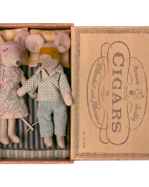 Maileg Mum & Dad mice in cigarbox - Mailegin mainiot hiiriäiti ja hiiri-isä sikarilaatikossa.
