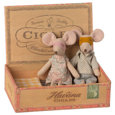 Maileg Mum & Dad mice in cigarbox - Mailegin mainiot hiiriäiti ja hiiri-isä sikarilaatikossa.