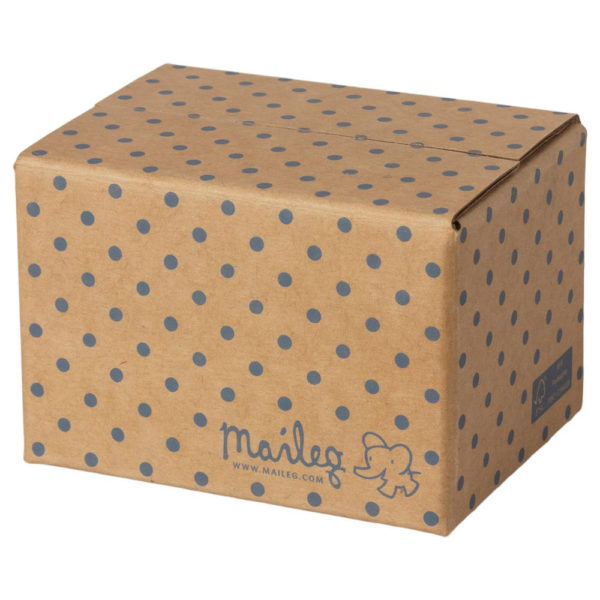 Maileg grocery box - Mailegin hauska ruokatarvikelaatikko jossa jäätelöpaketti, maitotölkki, kananmunapakkaus, juustoa, limsaa ym. pieniä ruokapakkauksia pilkullisessa laatikossa.