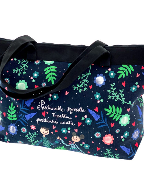 Virkkukoukkusen suunnittelema Suomessa tehty Reilu-laukku vetoketjullisella sisätaskulla. Kauniilla mustapohjaisella kukkakuosilla jossa teksti Positiivisille ihmisille tapahtuu positiivisia asioita.