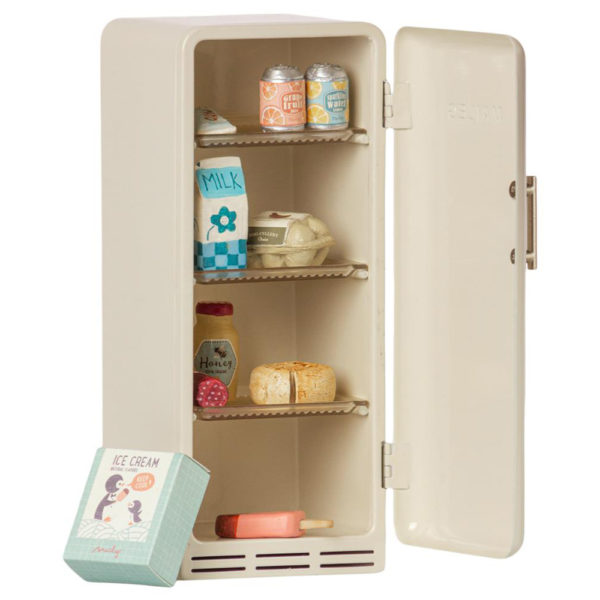 Maileg miniature fridge offwhite - Mailegin luonnonvalkoinen miniatyyrijääkaappi.