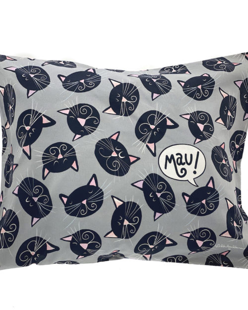 Kotimainen Virkkukoukkusen ihana tyynyliina harmaalla Mustat kissat -kuosilla "Mau!" -tekstillä.