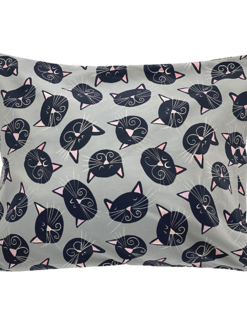 Kotimainen Virkkukoukkusen ihana tyynyliina harmaalla Mustat kissat -kuosilla "Mau!" -tekstillä.