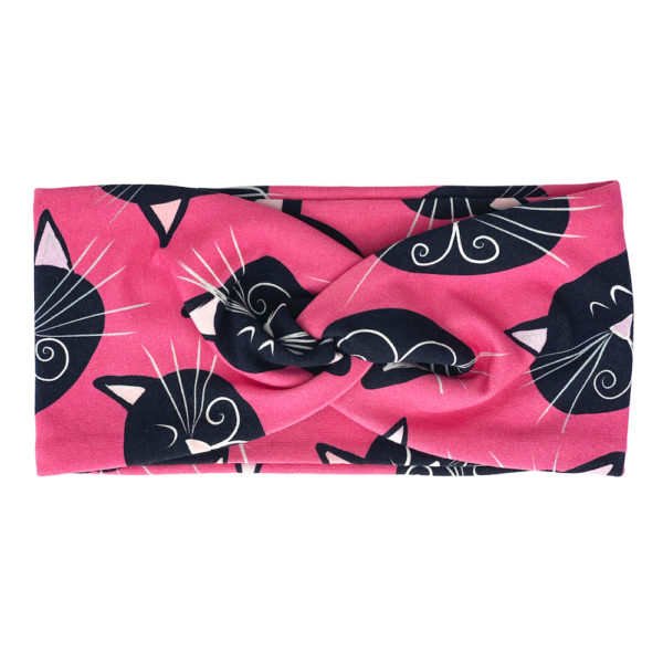 Virkkukoukkusen ihana collegekankainen solmupanta pinkkipohjaisella Mustat kissat -kuosilla.