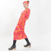 Kotimainen Virkkukoukkusen pitkä tulppaanin mallinen collegekankainen Humppana-mekko pyöreällä pääntiellä ja pitkillä hihoilla. Kuosina vadelmanpunainen Iso reponen.