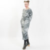 Kotimainen Virkkukoukkusen pitkä tulppaanin mallinen collegekankainen Humppana-mekko pyöreällä pääntiellä ja pitkillä hihoilla. Kuosina harmaa Kaleidoskooppi mono.