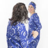 Kotimainen Virkkukoukkusen pitkä tulppaanin mallinen collegekankainen Humppana-mekko pyöreällä pääntiellä ja pitkillä hihoilla. Kuosina sinivalkoisella Pyörre.