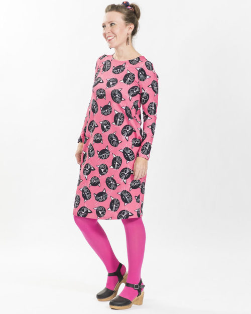 Kotimainen Virkkukoukkusen tulppaanin mallinen pitkähihainen collegekankainen Simpsakka-mekko pyöreällä pääntiellä ja pinkkipohjaisella Mustat kissat -kuosilla.