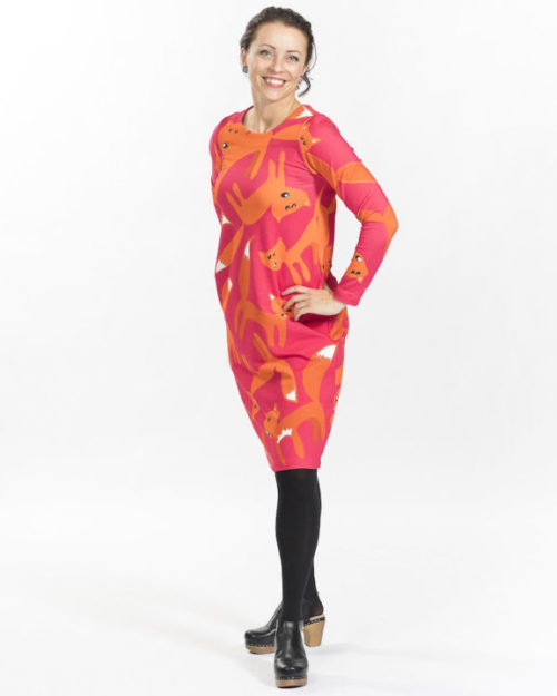 Kotimainen Virkkukoukkusen tulppaanin mallinen pitkähihainen collegekankainen Simpsakka-mekko pyöreällä pääntiellä ja vadelmanpunaisella Iso reponen -kuosilla.