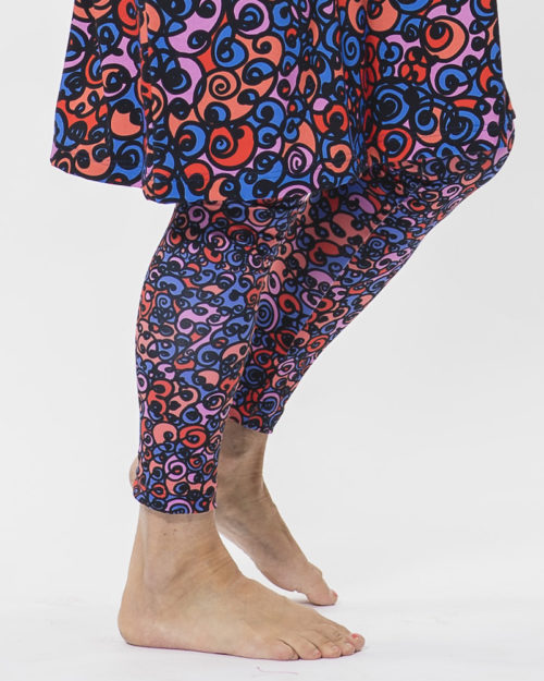 Virkkukoukkusen mukavat ja kauniit polyesteritrikoiset Venyli-leggingsit Linkurat-kuosilla.