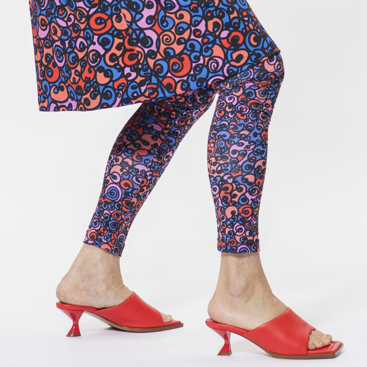 Virkkukoukkusen mukavat ja kauniit polyesteritrikoiset Venyli-leggingsit Linkurat-kuosilla.
