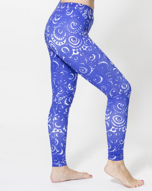 Virkkukoukkusen mukavat ja kauniit polyesteritrikoiset Venyli-leggingsit sinivalkoisella Pyörre-kuosilla.