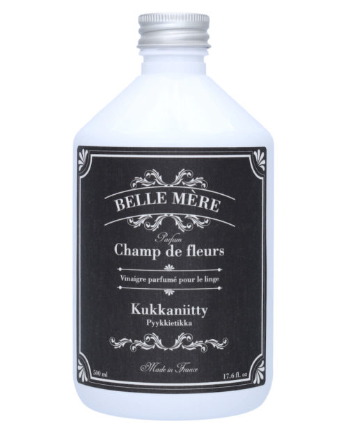 Belle Mere pyykkietikka mustalla etiketillä valkoisessa pullossa. Tuoksuna kukkaniitty.