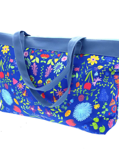 Virkkukoukkusen suunnittelema Suomessa tehty Reilu-laukku vetoketjullisella sisätaskulla. Kauniilla sinipohjaisella Ketonen -kukkakuosilla.