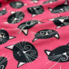 Virkkukoukkusen ihana Mustat kissat -kuosi pinkillä pohjalla