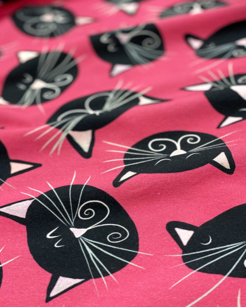 Virkkukoukkusen ihana Mustat kissat -kuosi pinkillä pohjalla
