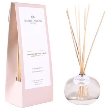 Plantes & Parfumsin tuoksukimppu. Kaunis lasinen pullo ja bambuiset tikut. Tuoksuna Vanilja.