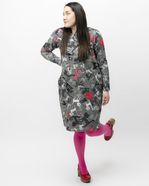 Kotimainen Virkkukoukkusen tulppaanin mallinen pitkähihainen collegekankainen Simpsakka-mekko pyöreällä pääntiellä ja kauniilla harmaa-pinkillä Kisumisu-kuosilla.