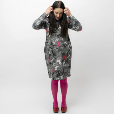 Kotimainen Virkkukoukkusen tulppaanin mallinen pitkähihainen collegekankainen Simpsakka-mekko pyöreällä pääntiellä ja kauniilla harmaa-pinkillä Kisumisu-kuosilla.