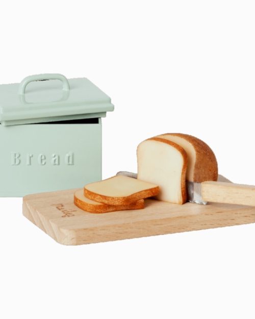 Mailegin pikkuinen mintunvärinen leipälaatikko, jossa mukana leipä, leikkulauta ja leipäveitsi.