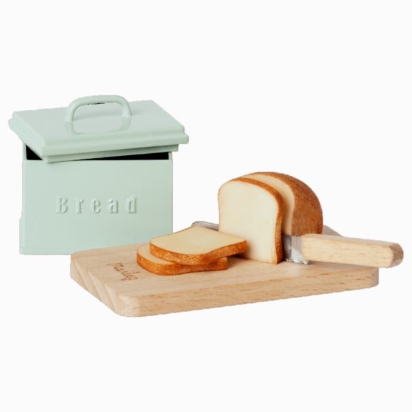 Mailegin pikkuinen mintunvärinen leipälaatikko, jossa mukana leipä, leikkulauta ja leipäveitsi.