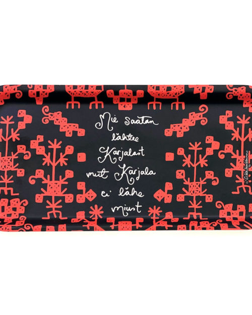 Kotimaisesta koivusta Suomessa tehty minitarjotin musta-punaisella ristipistoaiheisella Karjalan käki -kuosilla. Ihana kuva on molemmin puolin tarjotinta.