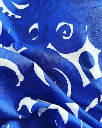Virkkukoukkusen ihana sinivalkoinen Pyörre-kuosi on suunniteltu Suomessa ja kaikki valmistetut vaatteet tehdään Suomessa