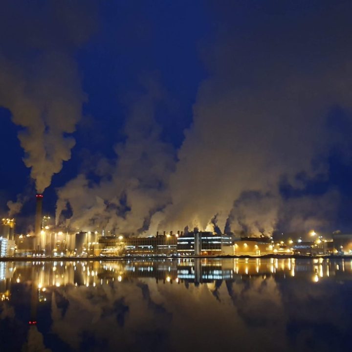 Stora Enson tehdas Imatralla pimean aikaan.
