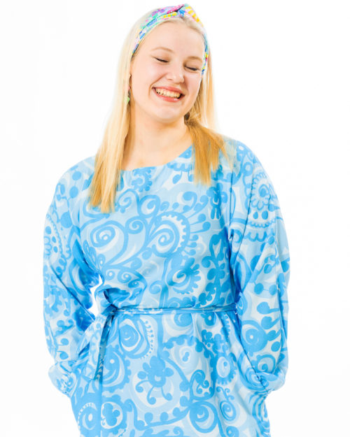Kotimainen Virkkukoukkusen Satiininen juhlava midipituinen Luottoleninki-mekko, jossa pitkät hihat ja hihansuissa rypytys kuminauhoilla. Kuosina kaunis suurikuvioinen pyörre raikkaan vaaleansinisenä, jossa polveilee kauniita vaaleansinisiä pyörrekuvioita vaaleammalla sinisellä pohjalla.