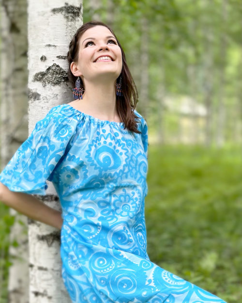 Virkkukoukkusen värikkäät suomalaiset puukorvakorut sopivat piristeeksi asuun kuin asuun! Kuvassa puukorvakorut Huhuri