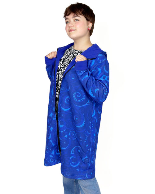 Virkkukoukkusen kotimainen kaunis ja lämmin Huppari-takki kauniin sinisellä Pyörre-kuosilla.