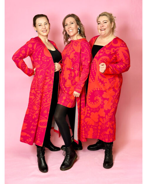 Virkkukoukkusen Hiipula takki on Suomessa valmistettu pitkä ja naisellinen takki. Miellyttävää ja ryhdikkästä Ponte Roma -neulosta. Pitkät hihat ja yhden nepparin kiinnitys. Kuosina upea unikon punainen Krumeluuri, jossa on tummemman punaisella pohjalla lämpimämmän punaisia kiemuraisia ja näyttäviä suuria abstrakteja ja kukkamaisia kuvioita.