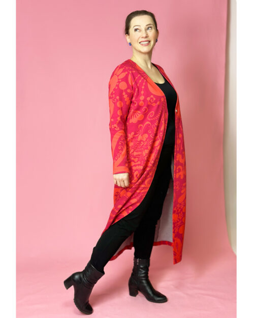 Virkkukoukkusen Hiipula takki on Suomessa valmistettu pitkä ja naisellinen takki. Miellyttävää ja ryhdikkästä Ponte Roma -neulosta. Pitkät hihat ja yhden nepparin kiinnitys. Kuosina upea unikon punainen Krumeluuri, jossa on tummemman punaisella pohjalla lämpimämmän punaisia kiemuraisia ja näyttäviä suuria abstrakteja ja kukkamaisia kuvioita.