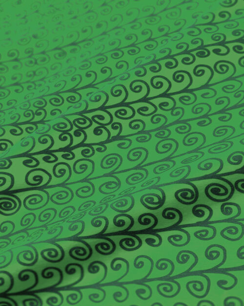 Paplarit -kuosisessa tunikassa kiemurtelee koukeroinen kuosi vaakaraidoin! Vihreää kuviota vihreällä pohjalla.
