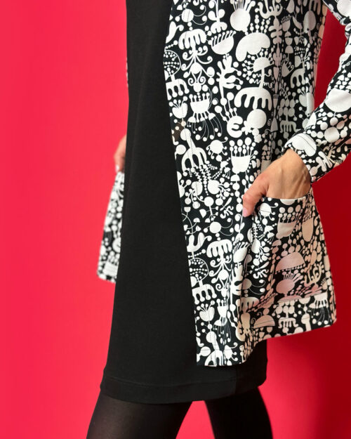Virkkukoukkusen Tarpeellinen takki on kotimainen huikea Ponte Roma neuloksinen päällitaskullinen takki. Takki on avonainen, ilman kiinnitystä oleva sileäpintainen ja istuva mitoitukseltaan. Kuosina mustavalkoinen Tivoli, jossa valkoisia kukkamaisia abstrakteja muotoja mustalla pohjalla.