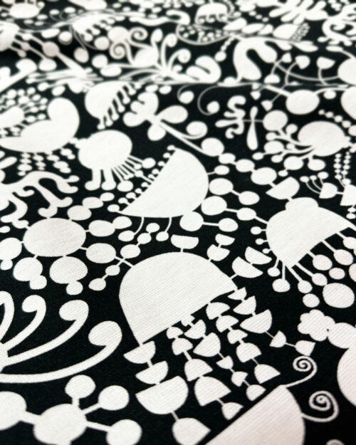 Ponte roma neuloksessa kuosina mustavalkoinen Tivoli, jossa valkoisia kukkamaisia abstrakteja muotoja mustalla pohjalla.