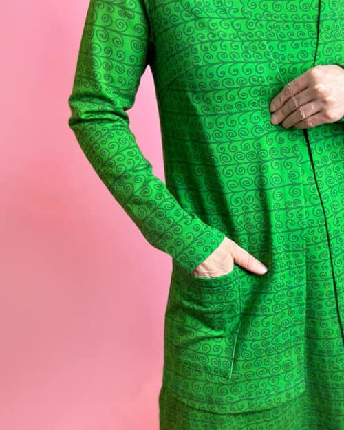 Virkkukoukkusen Tarpeellinen takki on kotimainen huikea Ponte Roma neuloksinen päällitaskullinen takki. Takki on avonainen, ilman kiinnitystä oleva sileäpintainen ja istuva mitoitukseltaan. Paplarit -kuosisessa takissa kiemurtelee koukeroinen kuosi vaakaraidoin! Vihreää kuviota vihreällä pohjalla.