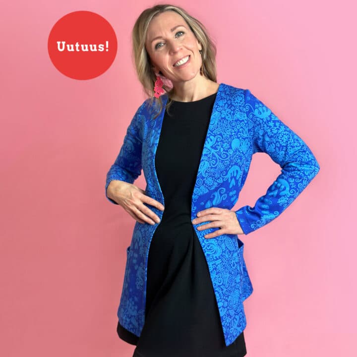 Virkkukoukkusen Tarpeellinen takki on kotimainen huikea Ponte Roma neuloksinen päällitaskullinen takki naisille. Takki on avonainen, ilman kiinnitystä oleva sileäpintainen ja istuva mitoitukseltaan. Pue se villatakin sijaan lisukkeeksi tai pidä ulkotakkina. Takki on hyvä vaihtoehto töihin pikkutakin tilalle! Paratiisi -kuosisessa takissa on kaunis sininen yksityiskohtainen pitsimäinen kuvio tummemman sinisellä pohjalla. Kuviossa kiemurtelee erilaisia kukkia, sydämiä, lintuja ja kaunista pitsimäistä kiemurakuviota.