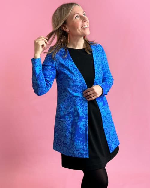 Virkkukoukkusen Tarpeellinen takki on kotimainen huikea Ponte Roma neuloksinen päällitaskullinen takki naisille. Takki on avonainen, ilman kiinnitystä oleva sileäpintainen ja istuva mitoitukseltaan. Pue se villatakin sijaan lisukkeeksi tai pidä ulkotakkina. Takki on hyvä vaihtoehto töihin pikkutakin tilalle! Paratiisi -kuosisessa takissa on kaunis sininen yksityiskohtainen pitsimäinen kuvio tummemman sinisellä pohjalla. Kuviossa kiemurtelee erilaisia kukkia, sydämiä, lintuja ja kaunista pitsimäistä kiemurakuviota.