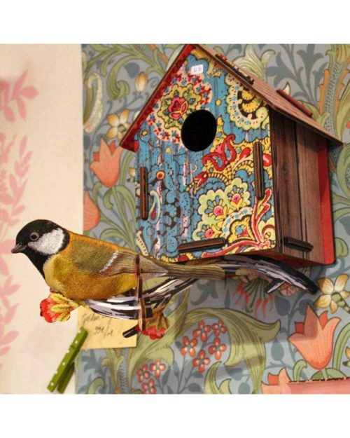 Miho seinäkoriste linnunpönttö ja lintu "Serenade"